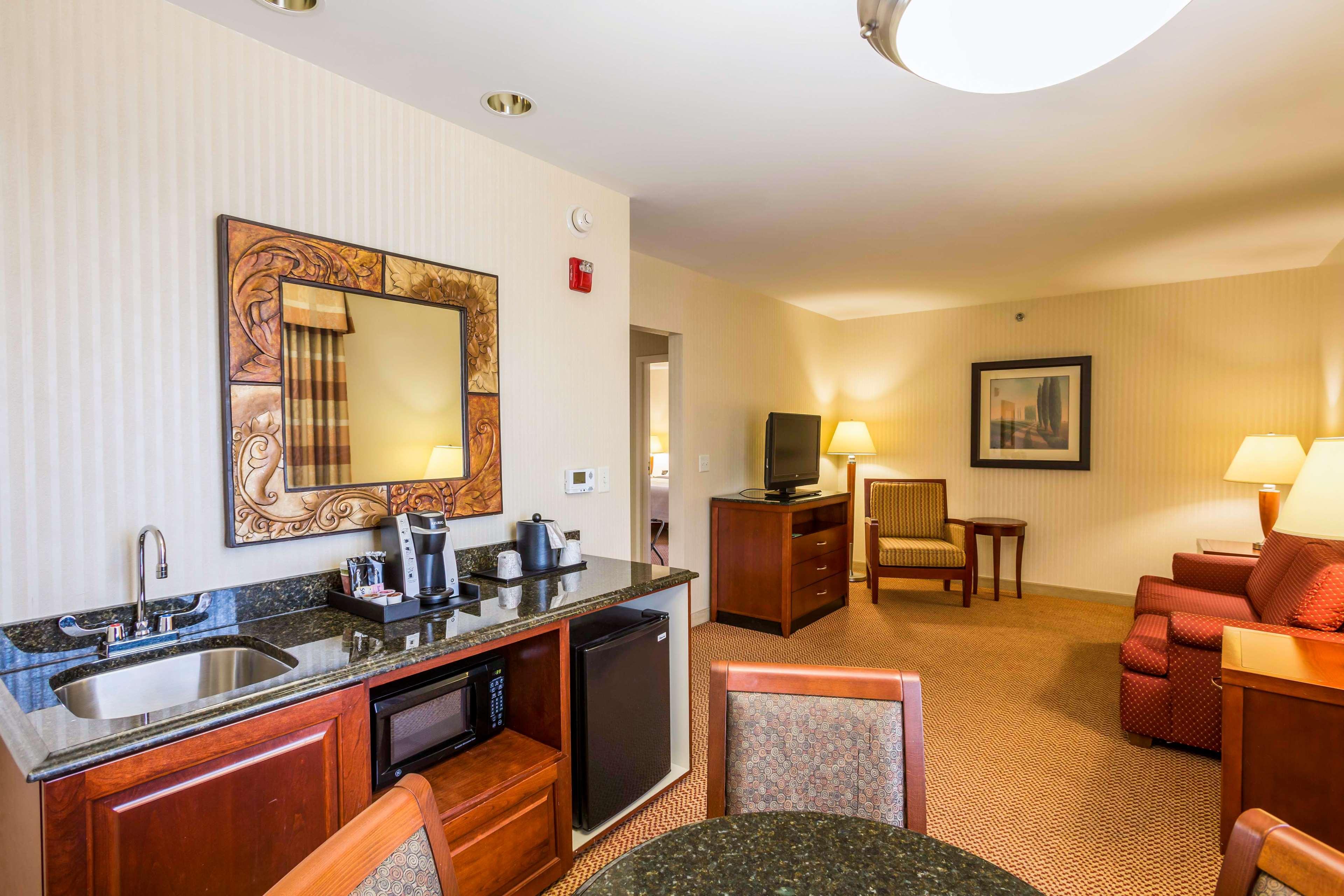 Hilton Garden Inn Milwaukee Northwest Conference Center Exterior foto