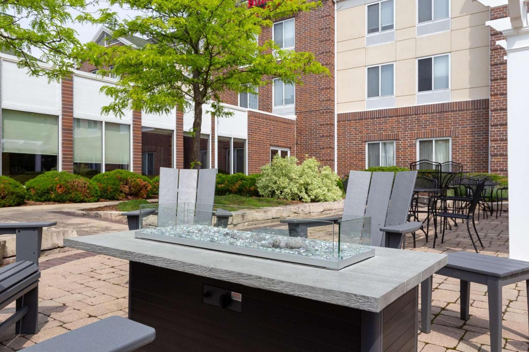 Hilton Garden Inn Milwaukee Northwest Conference Center Exterior foto