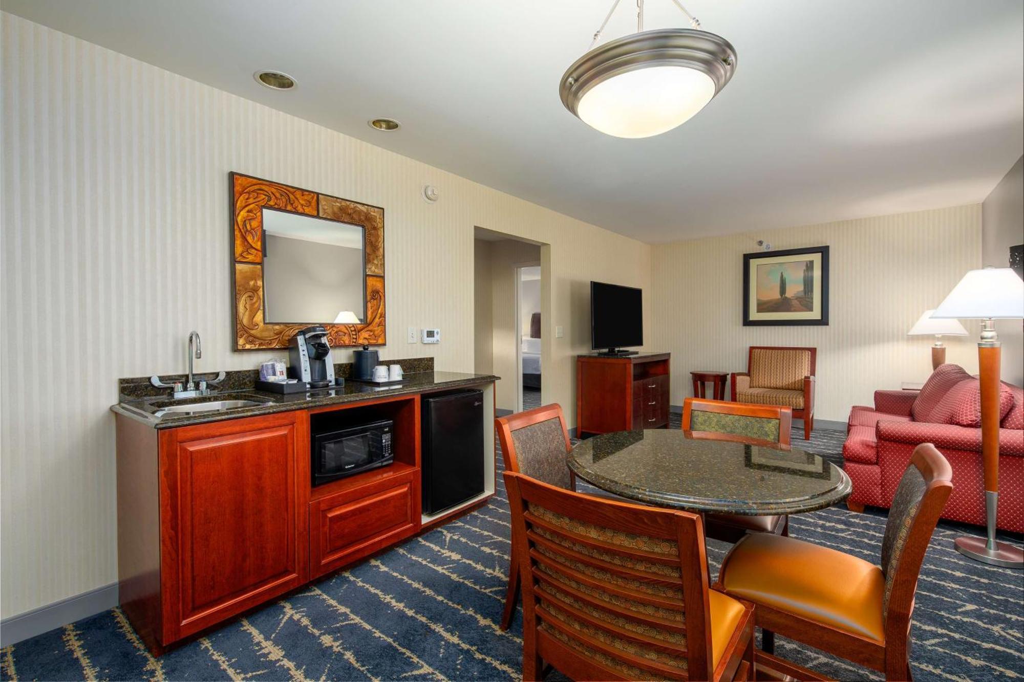 Hilton Garden Inn Milwaukee Northwest Conference Center Exterior foto